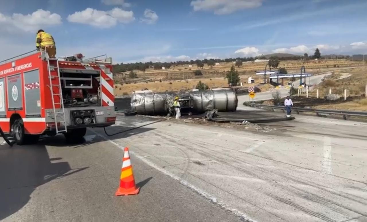 Nuevamente vuelca e incendia popa cargada de combustible en el Arco Norte