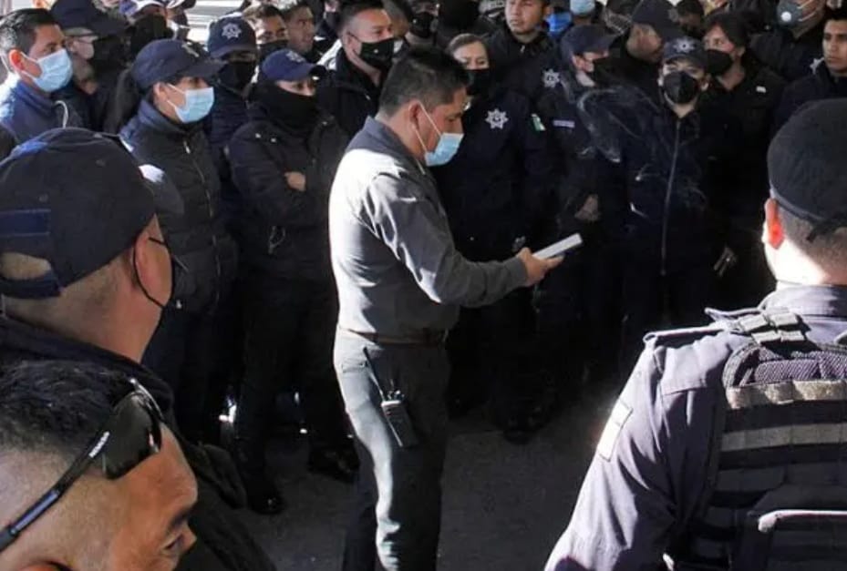Ante la falta de pago de aguinaldo policías de Coronango amagan con paro de labores