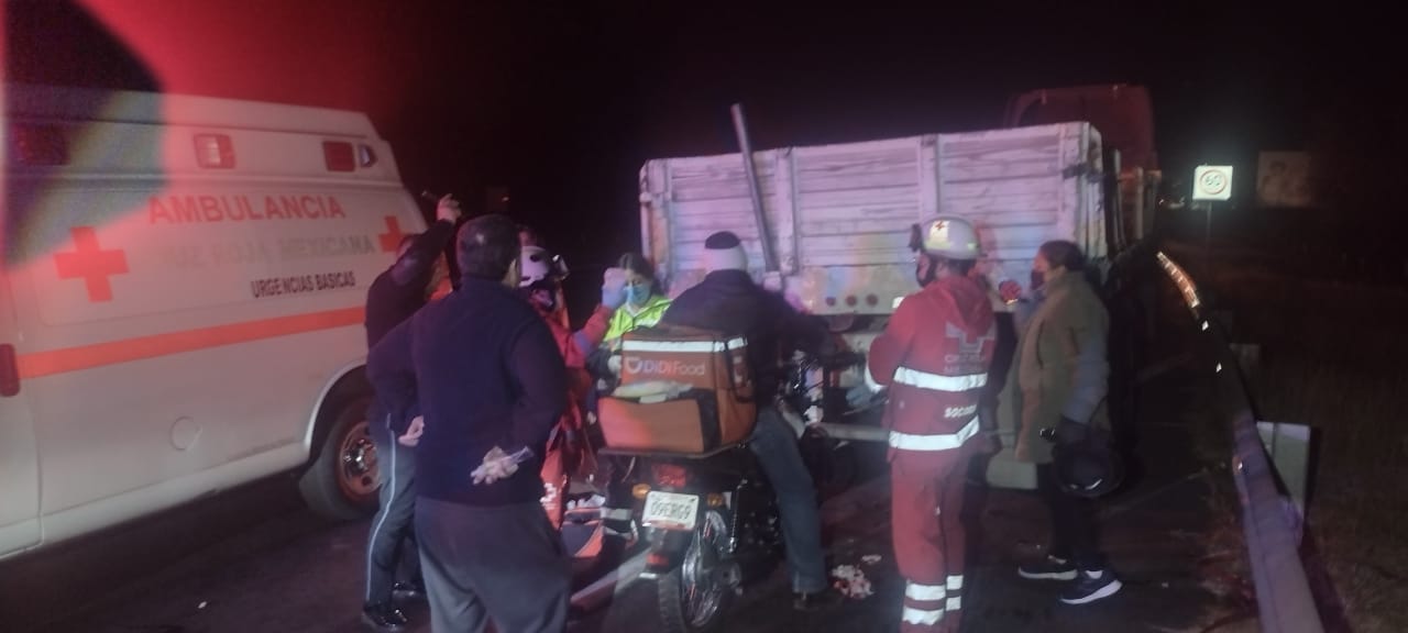 Repartidor de comida choca contra tráiler, en la pista Tlaxcala-Puebla 