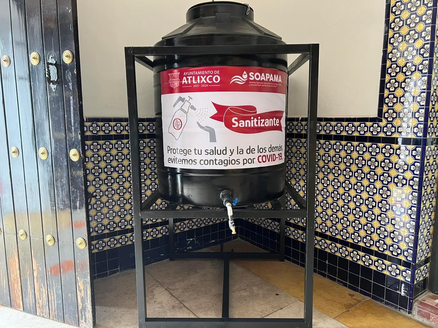 Suministra ayuntamiento de Atlixco sanitizante para las familias del municipio