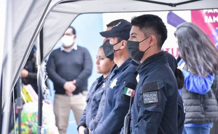 Alcalde de Apetatitlán otorga incremento a los salarios de policías municipales