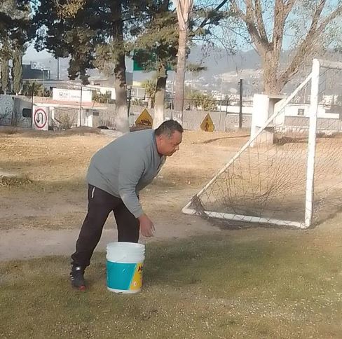 Ayuntamiento de Apetatitlán brinda mantenimiento a cancha de entrenamiento deportivo  