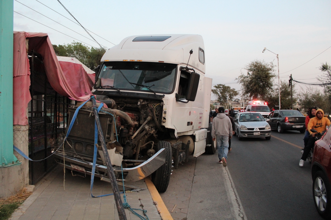 Operador de tráiler causa aparatoso accidente en Zacualpan; chocó contra dos vehículos