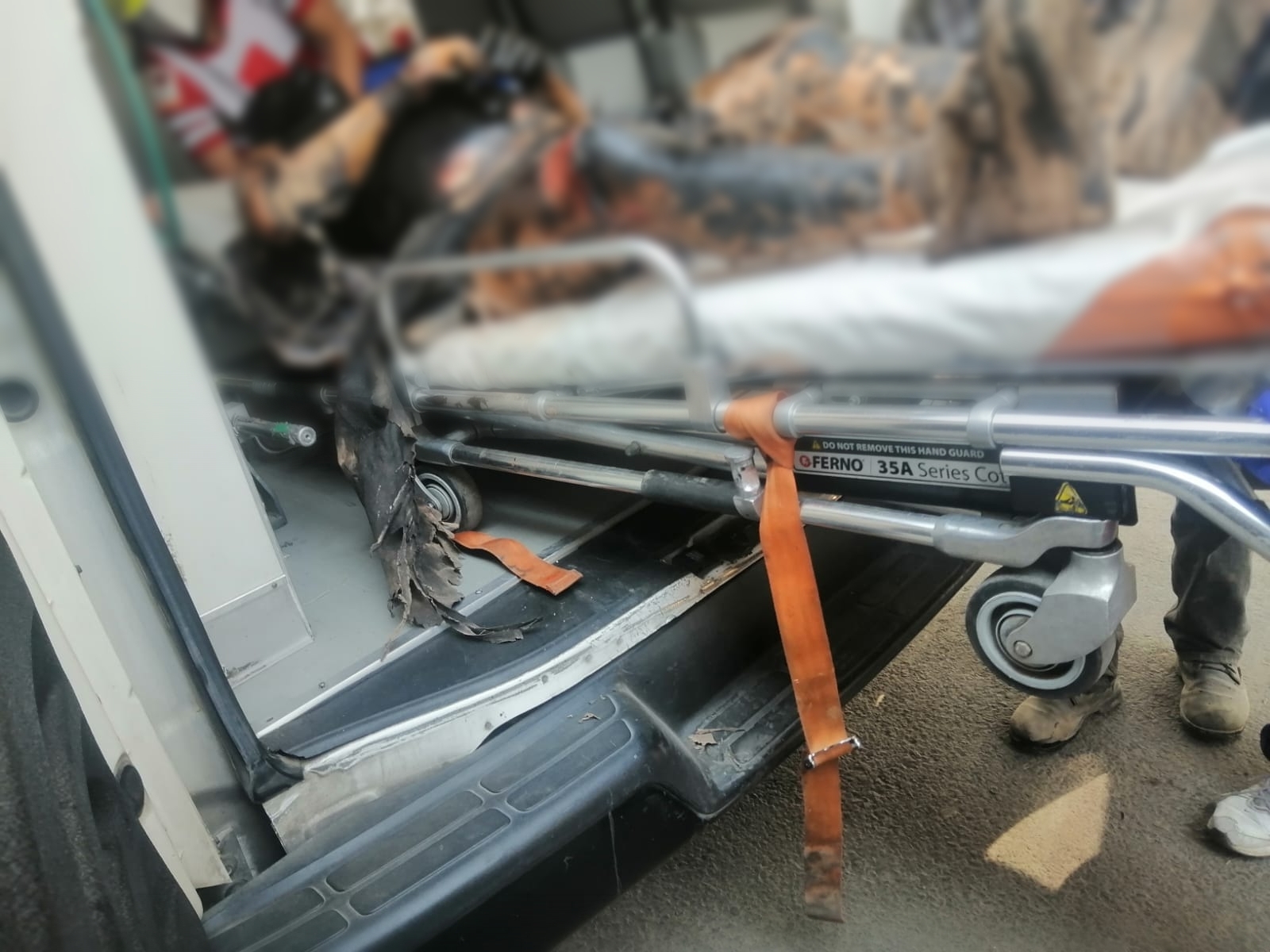 Explota manguera de chapopote y deja quemaduras en 90% de su cuerpo a trabajador, en Xaltocan