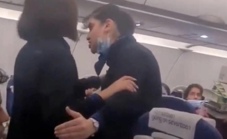 "No soy tu sirvienta". Discusión de azafata con pasajero en vuelo a Delhi se hace viral
