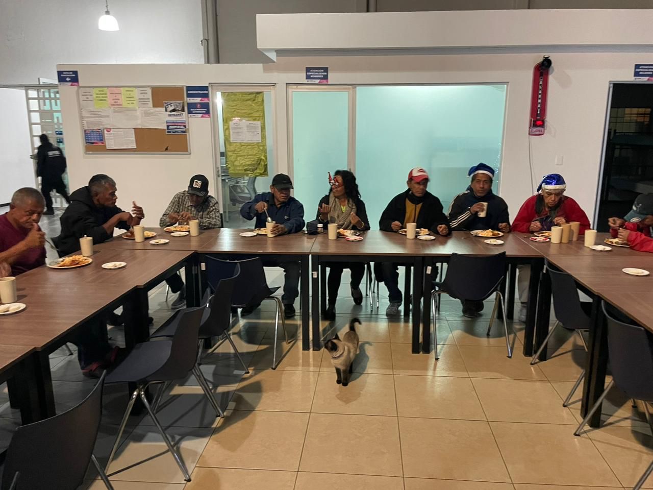 SMDIF puebla realiza cena navideña en dormitorio municipal para personas en situación de calle