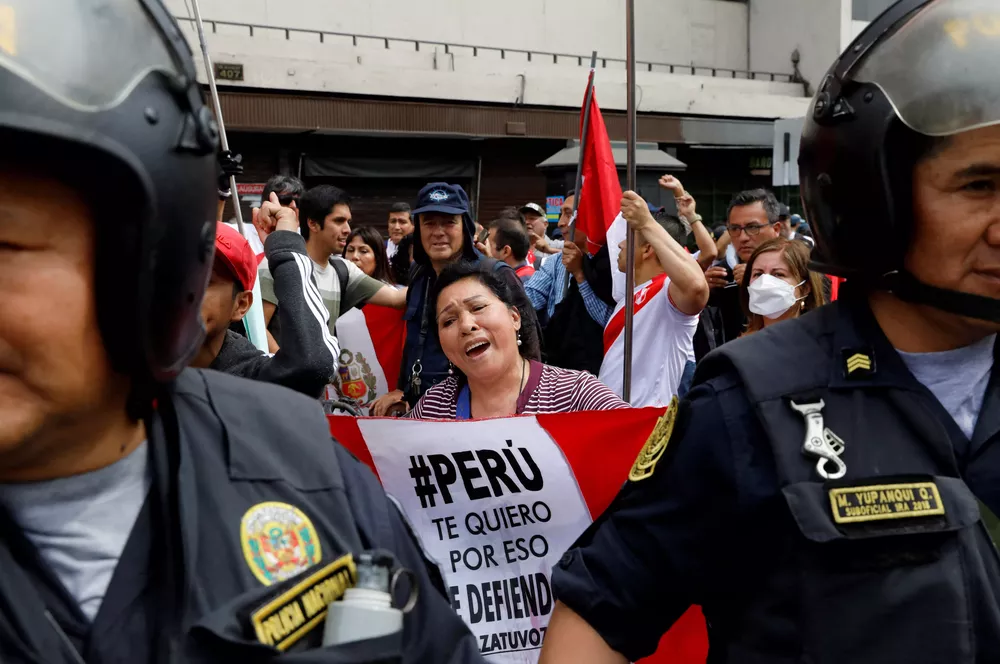 Desalojan a manifestantes de planta de gas en Perú; reportan 2 heridos