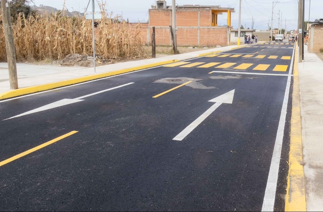 Entrega Paola Angon la pavimentación de la calle Constitución en Cuachayotla