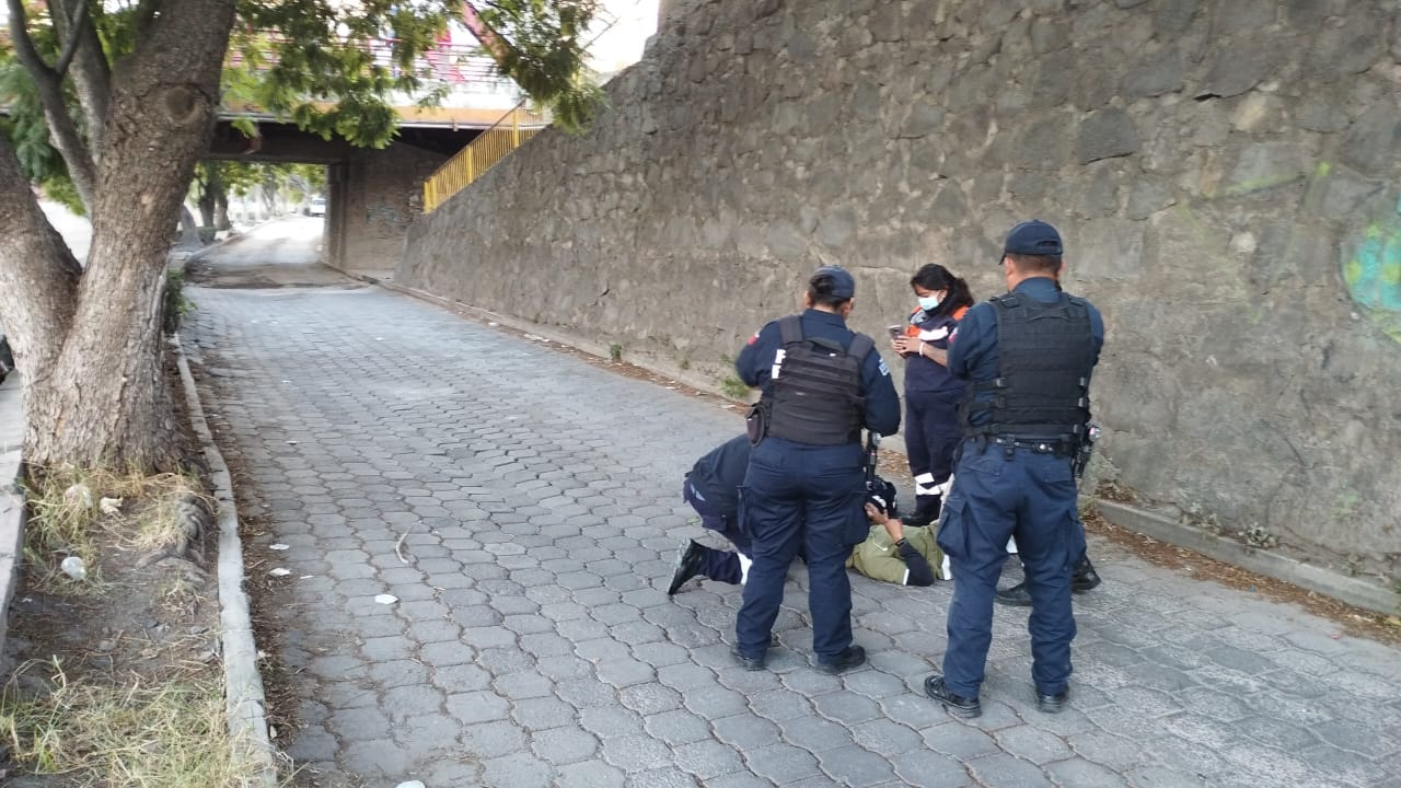 Menor resulta lesionado tras caer de una barda en la zona del puente rojo