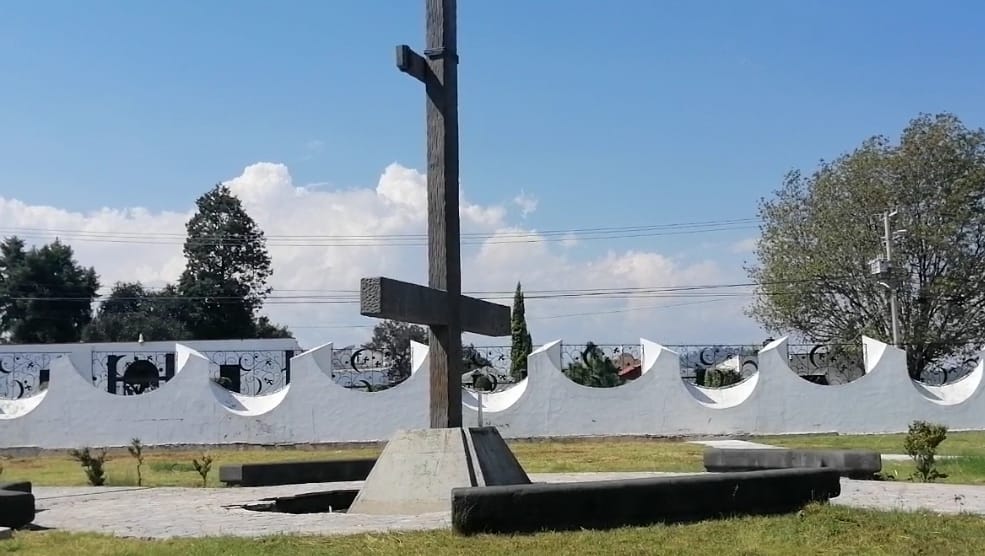 Elaborada en los talleres del Vaticano la cruz invertida flanquea la iglesia de San Pedro