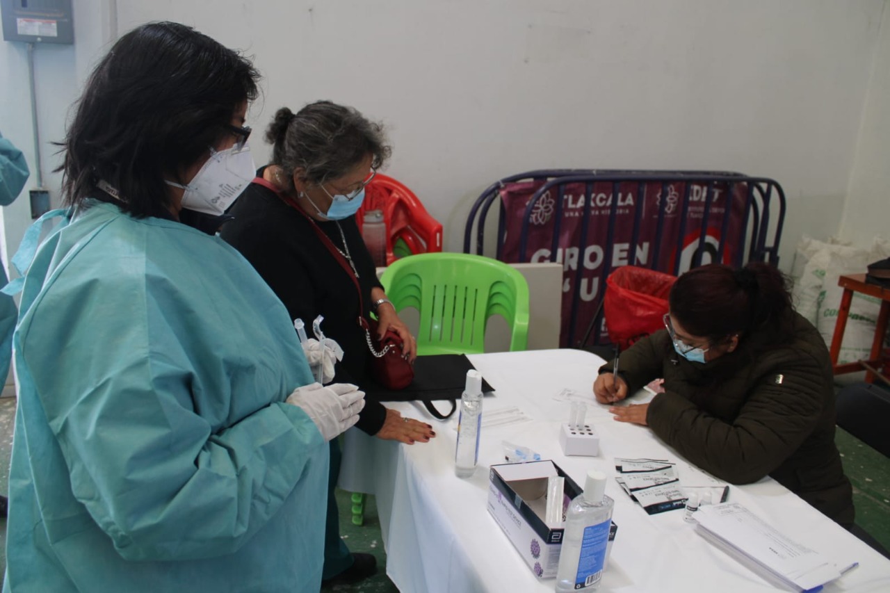 Autoridades llaman a población aplicarse vacuna de refuerzo contra covid-19