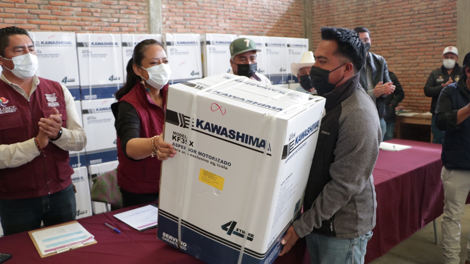 Ariadna Ayala hace entrega de aspersoras motorizadas de fertilizante para fortalecer la actividad agrícola