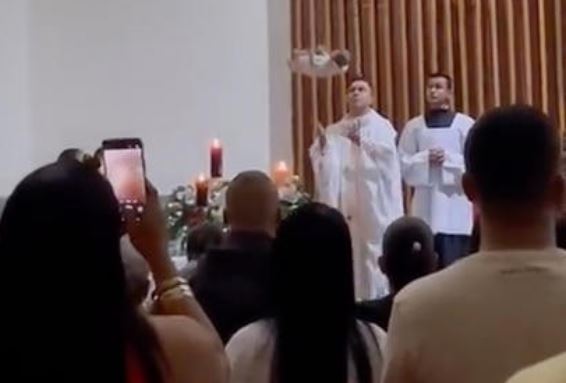 Captan en vídeo a Niño Dios bajando del techo de una iglesia y se hace viral