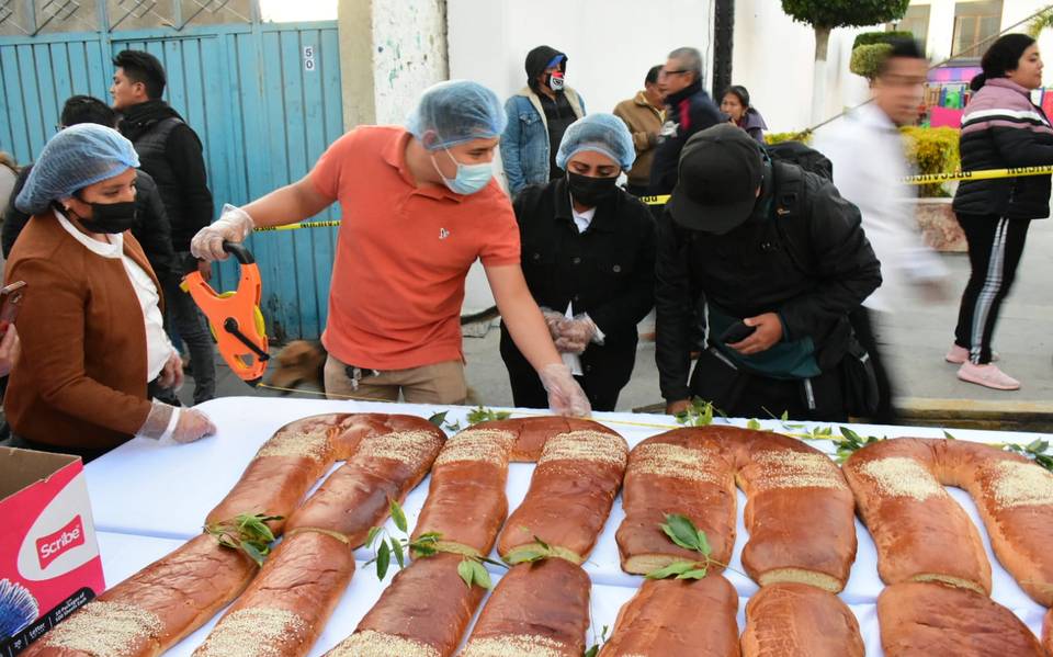 Culmina con éxito ensayo en  Huactzinco en elaboración del pan de fiesta más largo del mundo