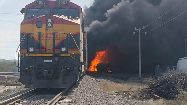 Tren embiste a pipa provocando explosión en Nuevo León; reportan saldo blanco