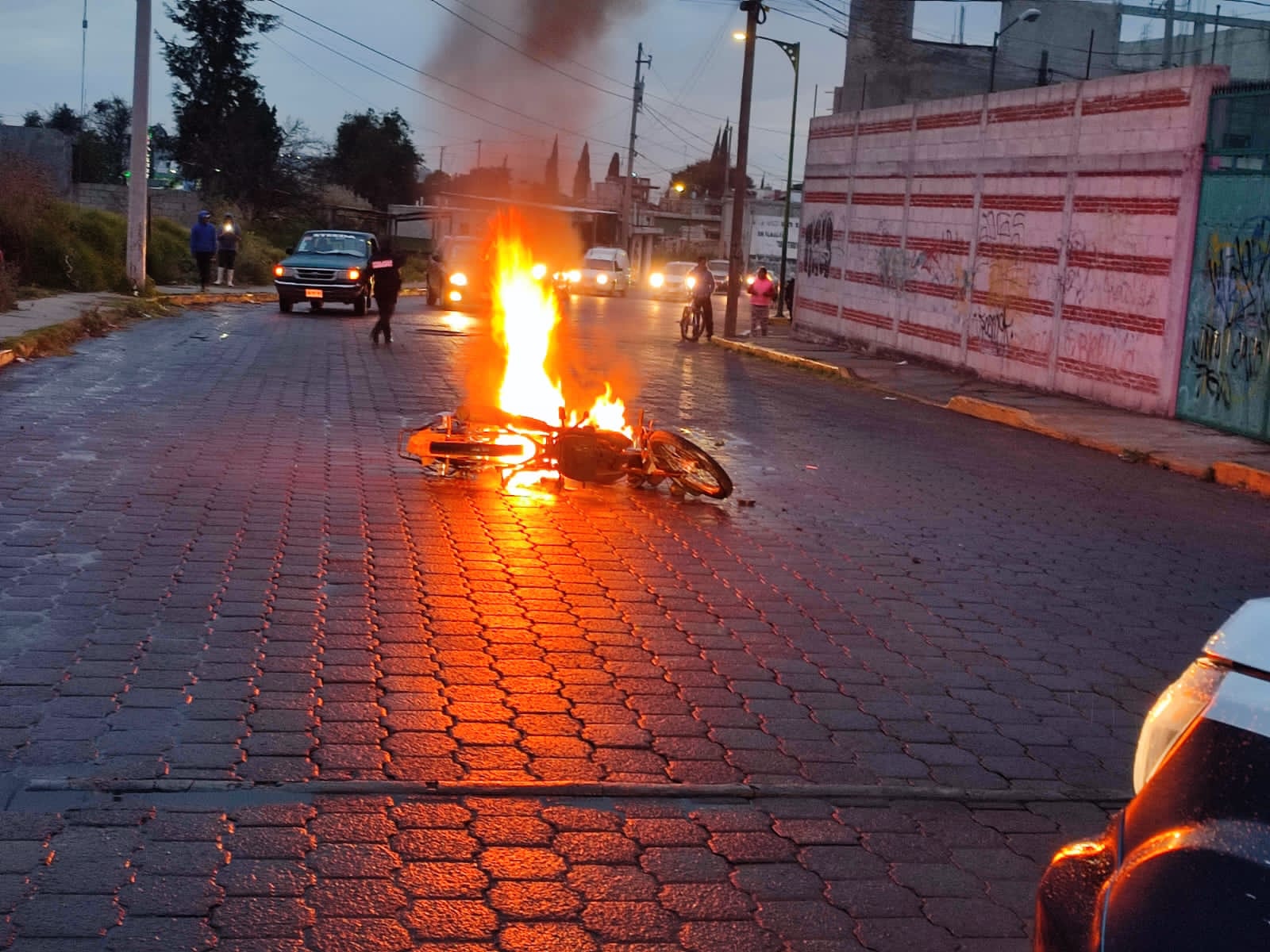 Derrapa y se incendia su motocicleta, en San Pablo del Monte 
