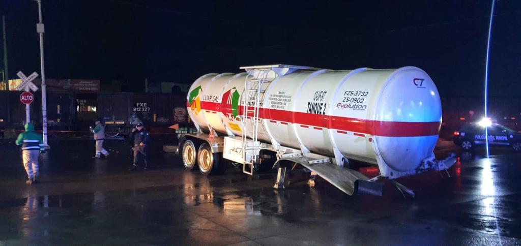 Tren embiste a pipa de gas en Huamantla