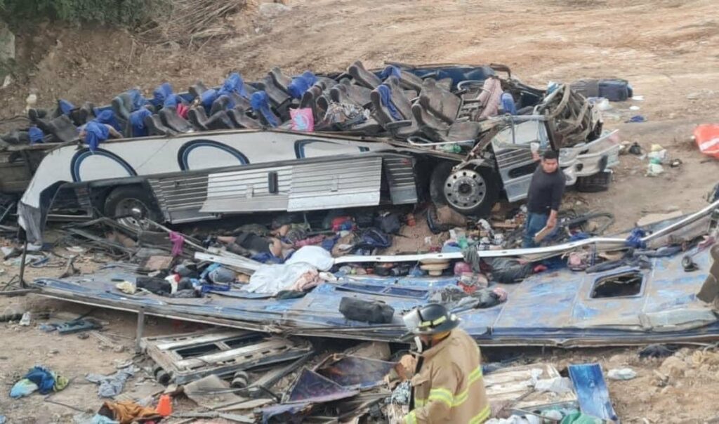 15 personas mueren en Nayarit tras volcadura de autobús turístico en la autopista Jala-Compostela