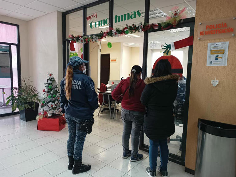 Hombre de 50 años lleva con engaños a jovencita a un  hotel… la secuestra