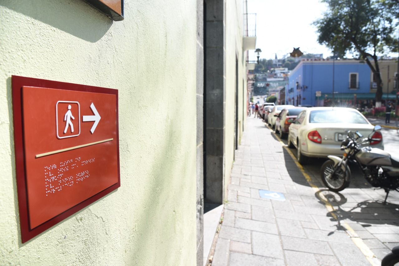 Ayuntamiento de Tlaxcala coloca señalización en Braille en el primer cuadro de la Ciudad