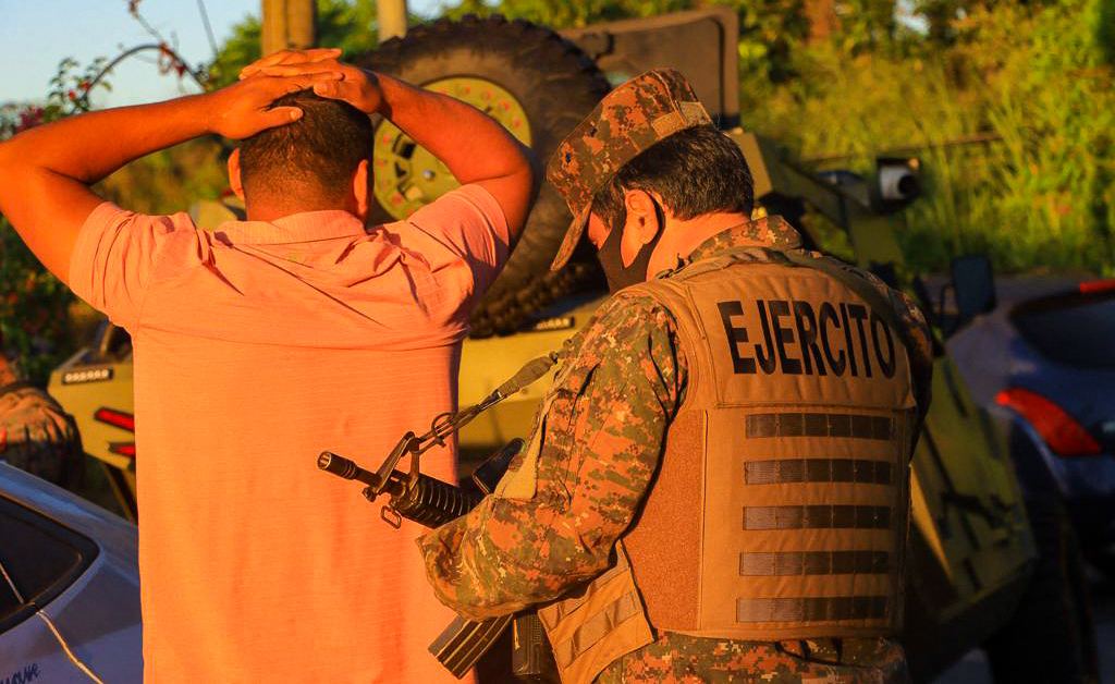 El Salvador despliega 10,000 soldados y policías en violento suburbio de la capital dominado por pandillas