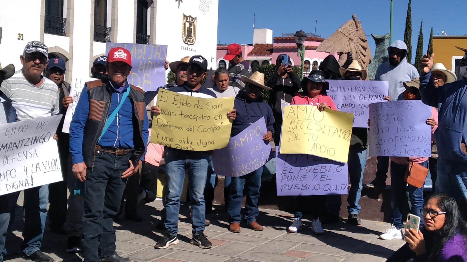 Cumplen amenaza campesinos: se manifiestan en primer informe gubernamental