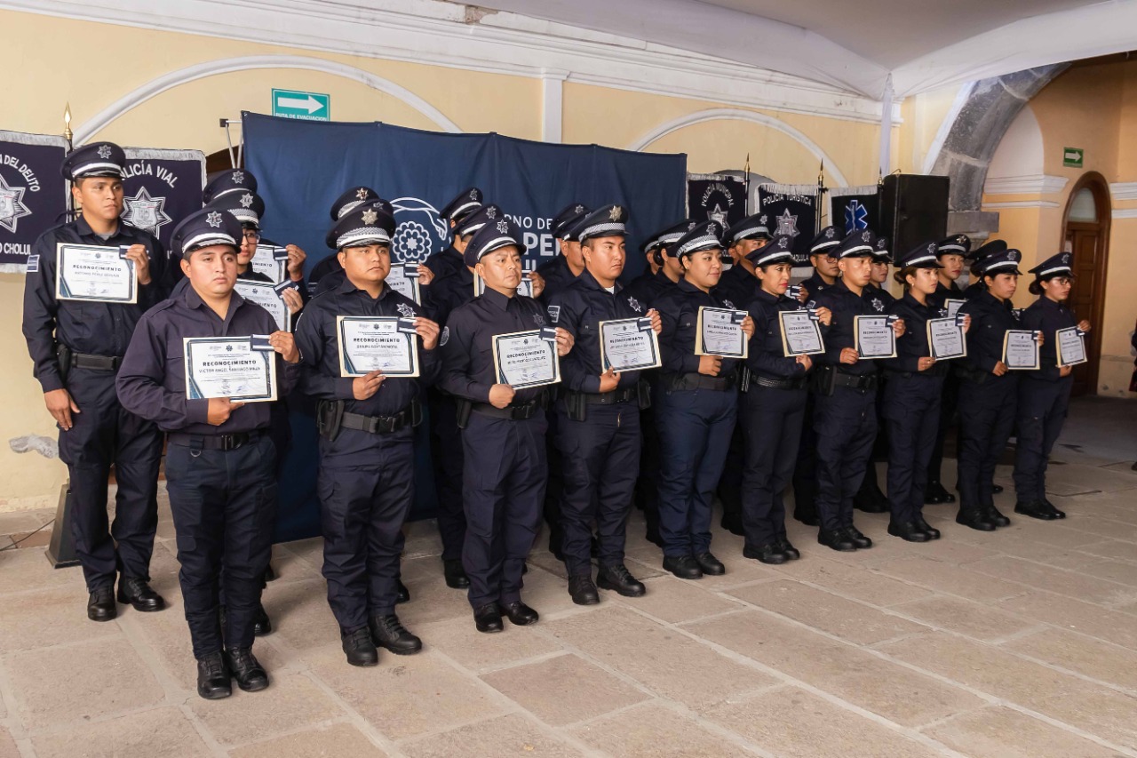 Paola Angon encabeza graduación de 27 nuevos policías para Cholula