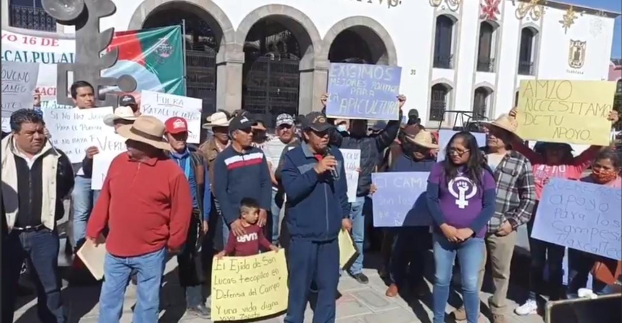 Marchan campesinos ante el congreso de Tlaxcala, exigen destitución de secretarios