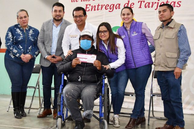 Ayuntamiento de Huamantla entrega tarjetas de apoyo en pensión del bienestar