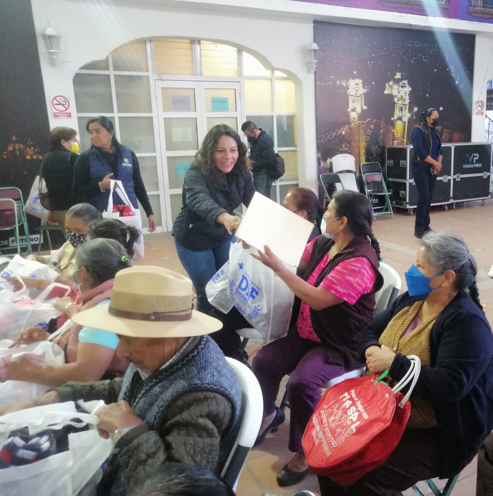 Inicia la entrega de prendas arropadoras en San Andrés Cholula con “Abrigo Solidario”