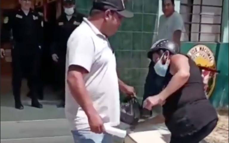 Hombre sale de la cárcel y es recibido por su madre a "cinturonazos" (Vídeo)