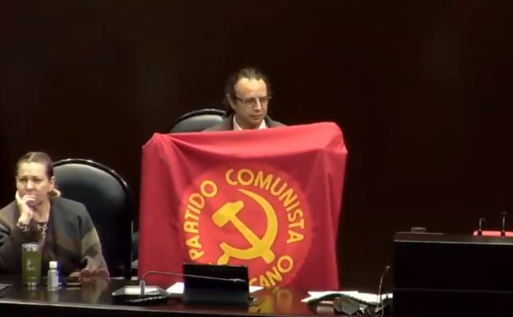 Usuarios de redes tunden a diputado de Morena por ondear bandera comunista en tribuna y apoyar este movimiento
