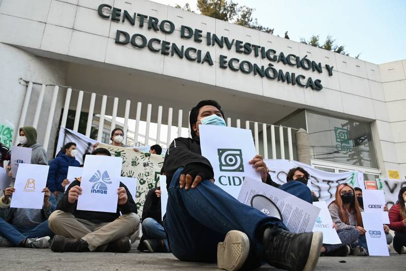 Renuncia secretario de Vinculación del CIDE