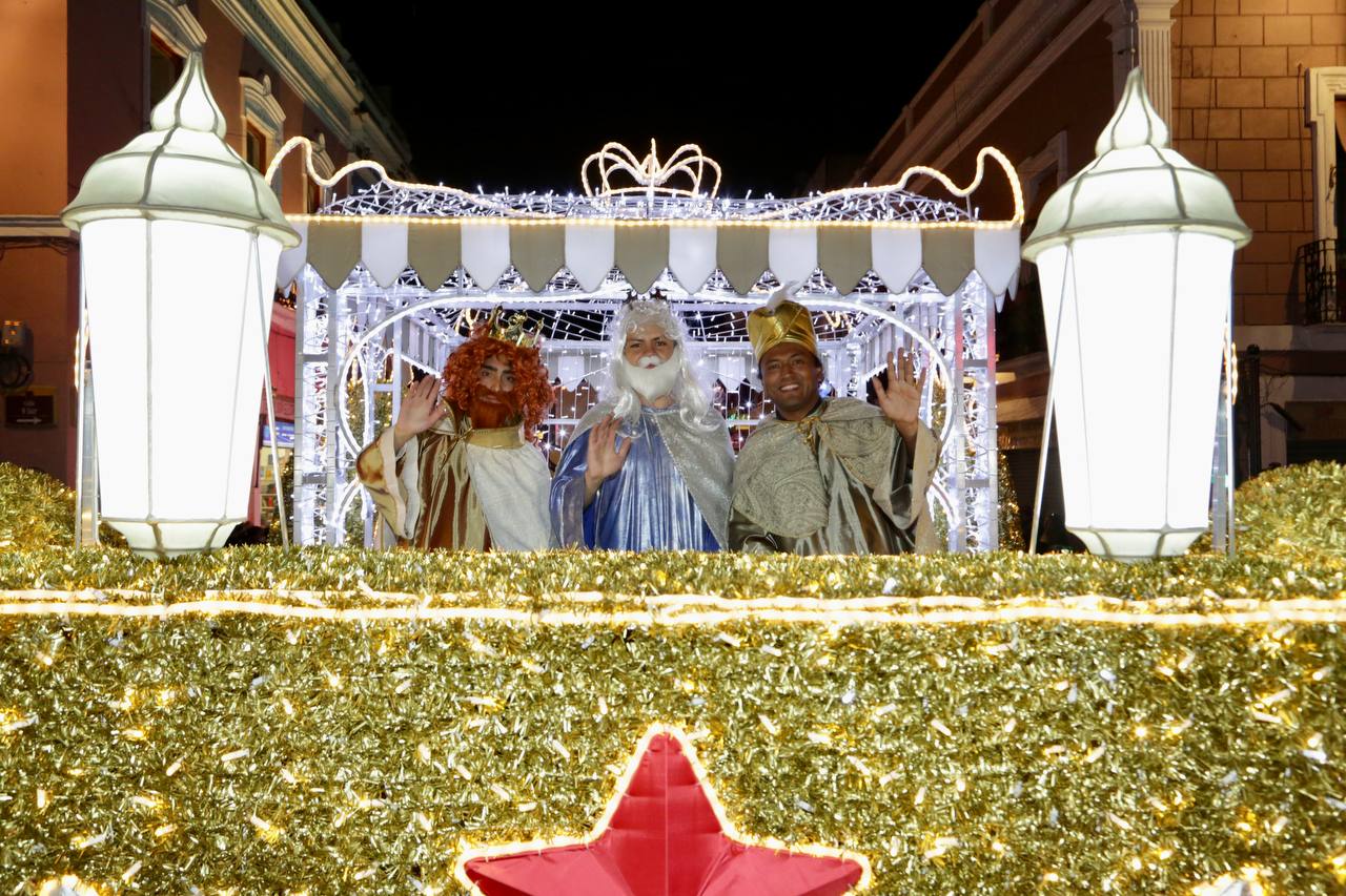 Familias disfrutan tradicional desfile de Reyes Magos