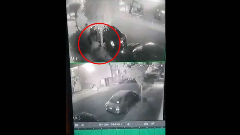El robo de autopartes sigue imparable; en segundos, desvalijan un auto en la Colonia La Paz