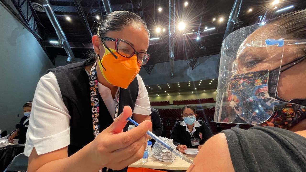 Retraso en llegada de lotes de vacunas a México generó la reprogramación de inoculación a trabajadores de la educación