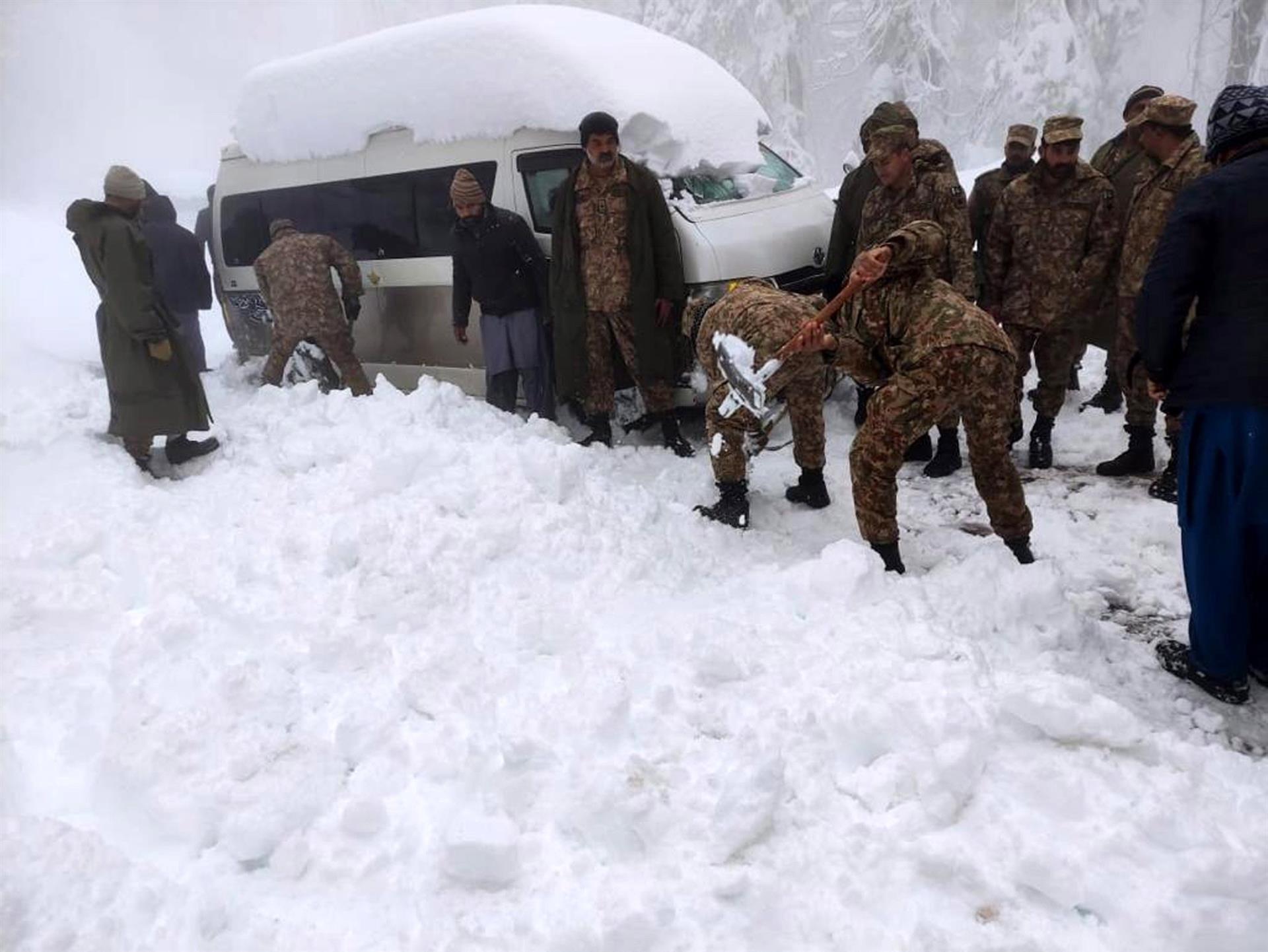 22 turistas murieron en un atasco durante una nevada en Pakistán, sigue la búsqueda de personas