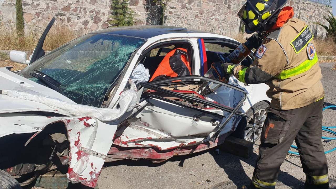 Logran salvar a persona prensada en el Periférico Ecológico a la altura de Cuautlancingo 