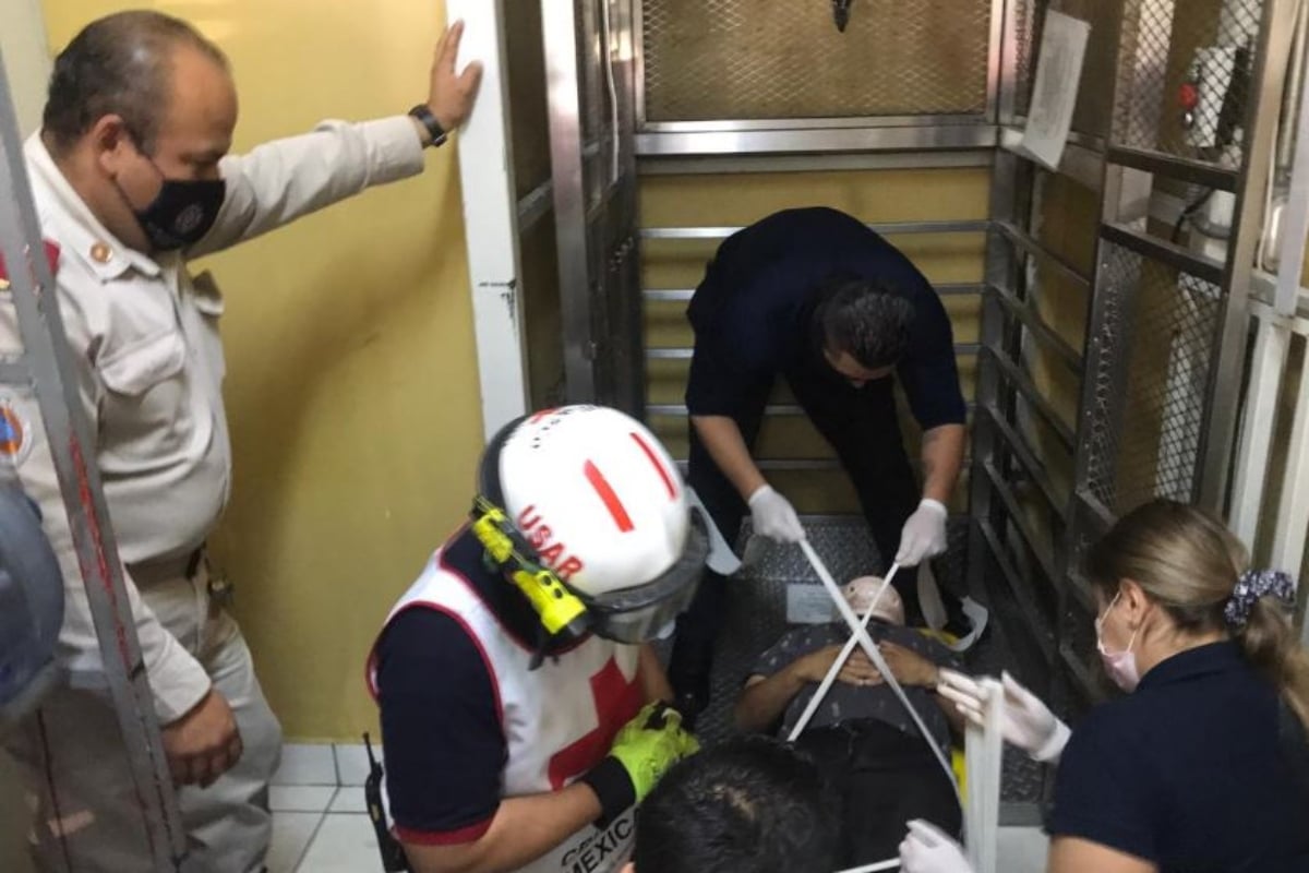 Se desploma elevador en un asilo de ancianos y deja a 4 personas heridas en Puebla