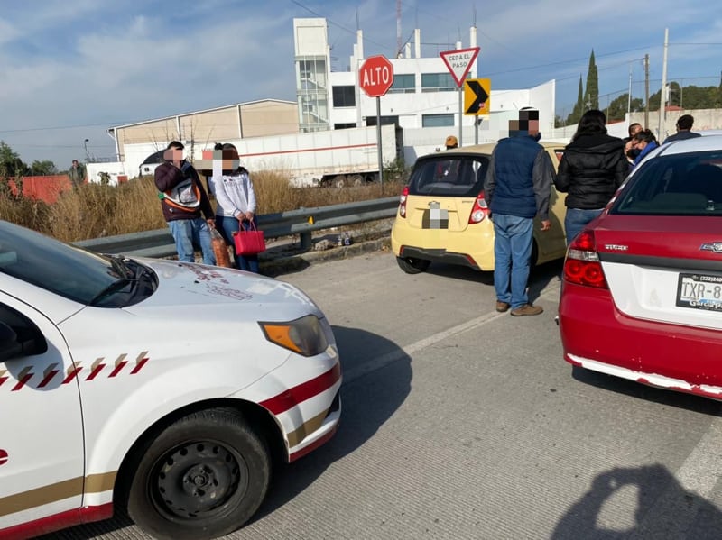 Envían al corralón a dos taxis pirata detenidos en Periférico Ecológico