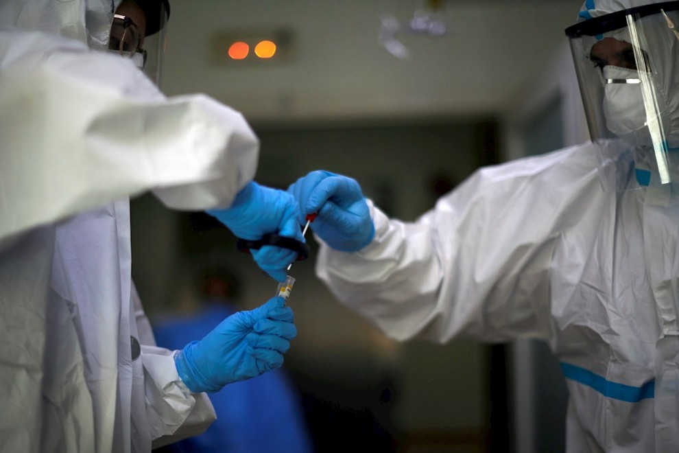 Ante la falta de personal y por saturación en hospitales, en EU permiten trabajar a médicos con Covid asintomáticos