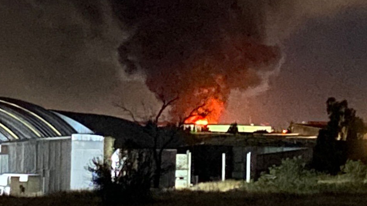 En Cuautlancingo se descontroló un incendio en una Bodega de Reciclaje 