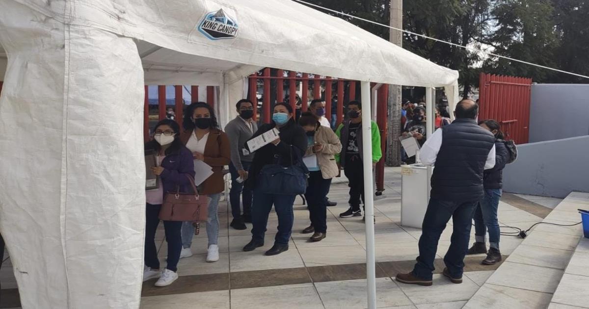 Acusan que personas se infiltran en jornada de vacunación de docentes