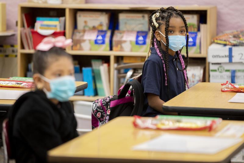 Maestros en EU dan clases en aulas semivacías por ola de Covid