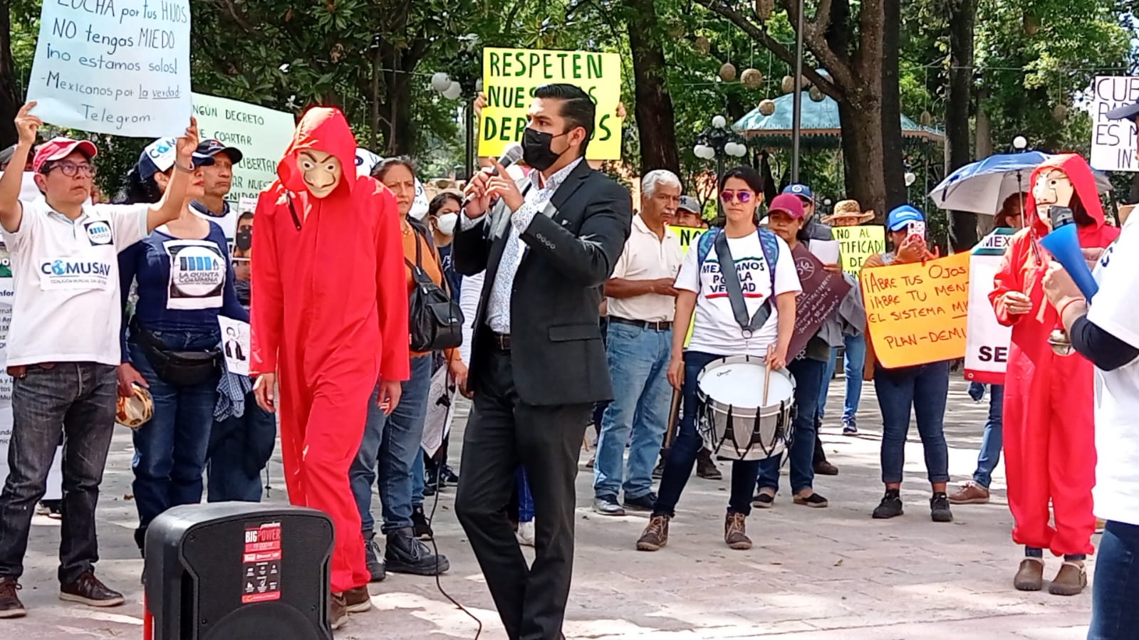 Marchan contra las vacunas y certificado de vacunación en Tlaxcala