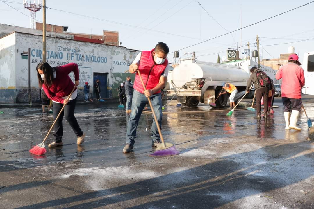 Ariadna Ayala presidenta de Atlixco participó con ciudadanos y funcionarios en limpieza de calles