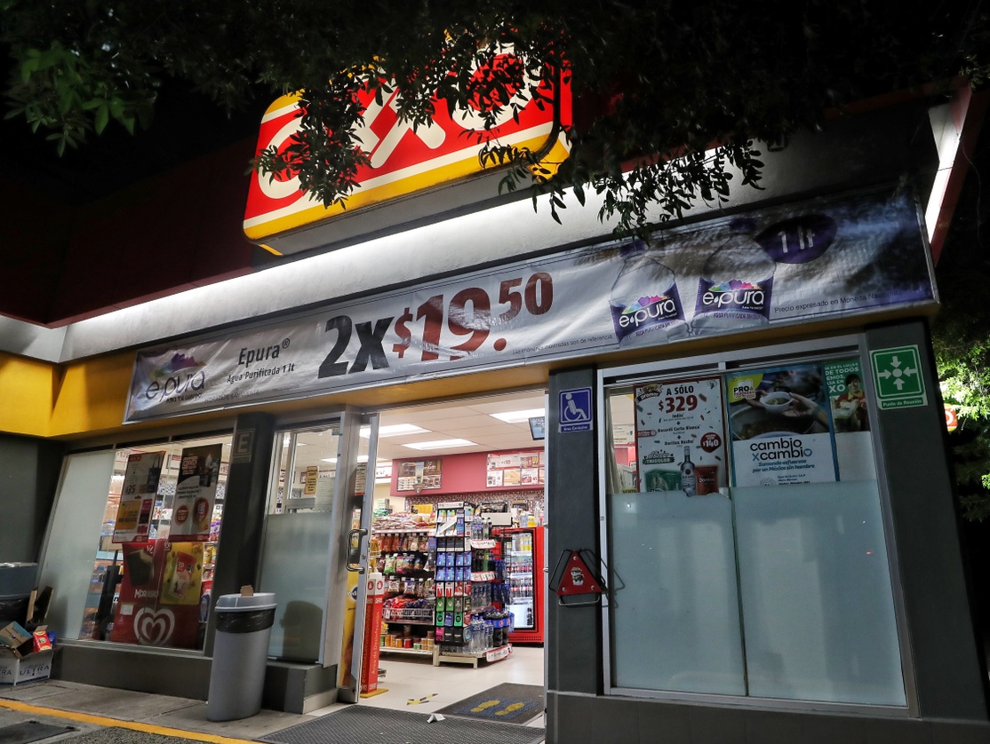 Caen acciones de Femsa, dueña de tiendas Oxxo, tras invitación de AMLO a debatir en la mañanera