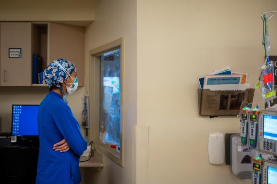 medico observa paciente coronavirus 2461213