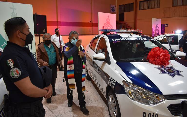 Sacerdote de Santa Cruz Tlaxcala bendice las nuevas unidades policiacas