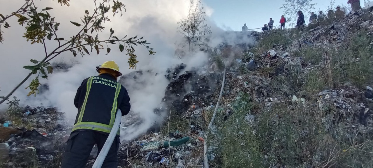 Bomberos atiende incendio en relleno sanitario de Nanacamilpa, Tlaxcala